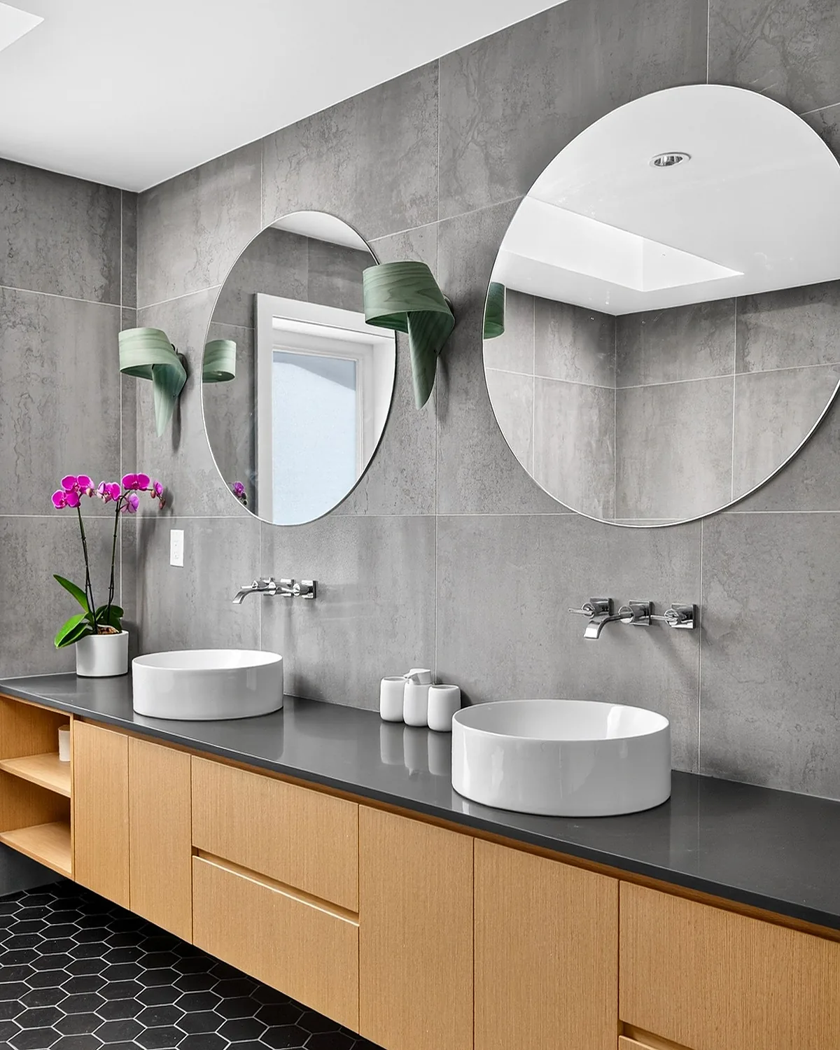 Ensuite with twin round mirrors and stone tile